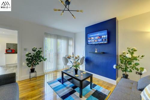 Mbiz House - Newly Refurbed, Sleeps 9, En-suite