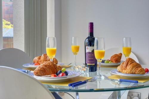 Mbiz House - Newly Refurbed, Sleeps 9, En-suite