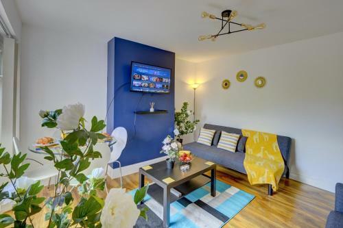 Mbiz House - Newly Refurbed, Sleeps 9, En-suite
