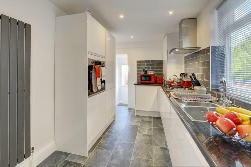 Mbiz House - Newly Refurbed, Sleeps 9, En-suite