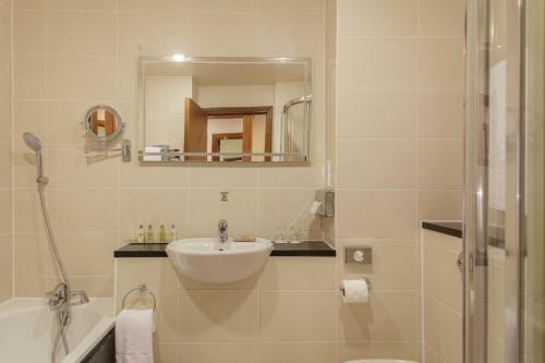 Hotel The Cambridge Belfry - Qhotels
