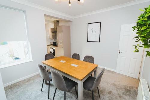 Newly Refurbished House - 10 Minute Walk From City Centre