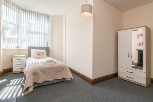 Lovely, Spacious & Inviting 5bed House W/ Parking - Redcliffe House