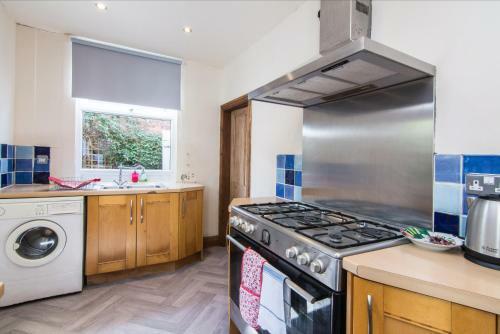 Lovely, Spacious & Inviting 5bed House W/ Parking - Redcliffe House