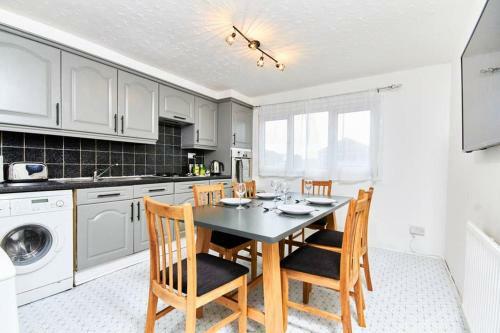 Stunning City Centre House - Sleeps 8 - Parking