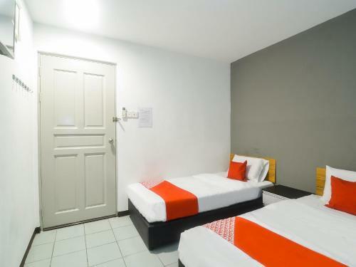 Hotel Oyo 89465 Golden Lounge