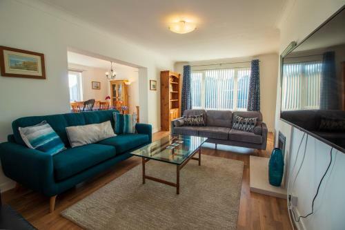 Spacious Home - Sea & Steam Train Views + Garden