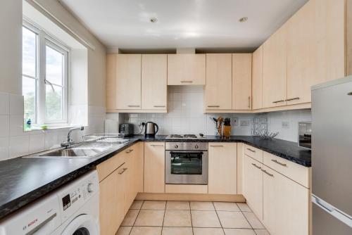 Modern 2 Bedroom Apartment In Popular Jericho !!!