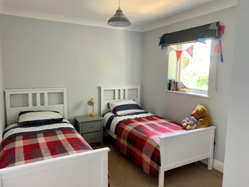 Modern Beach House 3 Bed, 3 Bath - Balcony Sea View