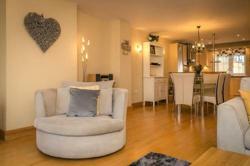 Silver Strand - Modern 3-bed With Water Views & 3 Bathrooms!