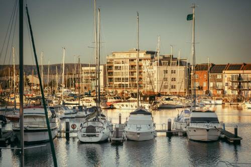 Silver Strand - Modern 3-bed With Water Views & 3 Bathrooms!