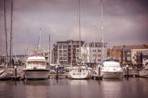 Silver Strand - Modern 3-bed With Water Views & 3 Bathrooms!