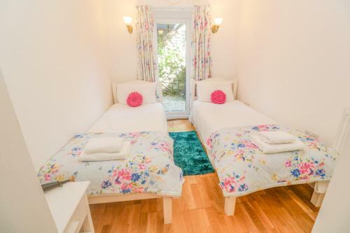 2 Riverside Cottages