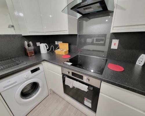 Stylish Modern 2 Bedroom Apartment With Parking