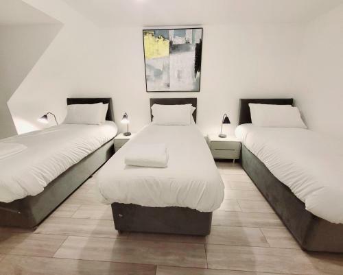 Stylish Modern 2 Bedroom Apartment With Parking