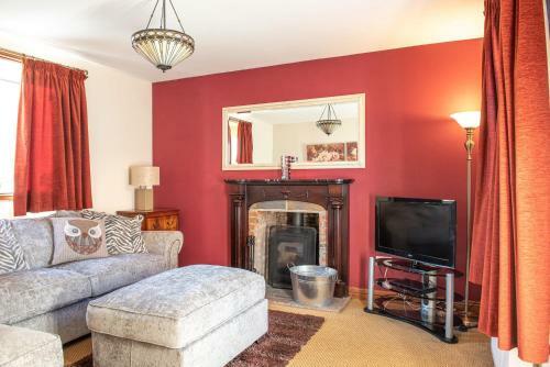 Chocbox Cottage - 2 Bedroom Chocbox Cottage With Hottub And Log Fire