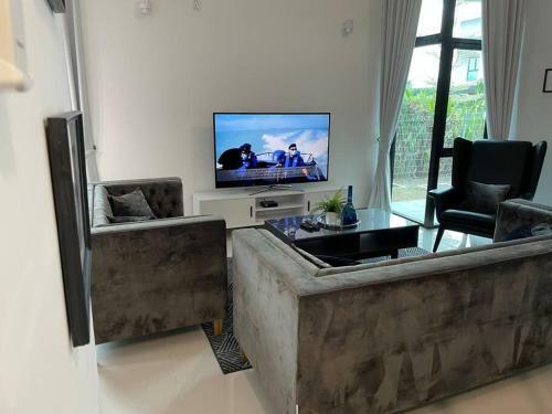 Five Bedrooms Residential Home With Free Wifi