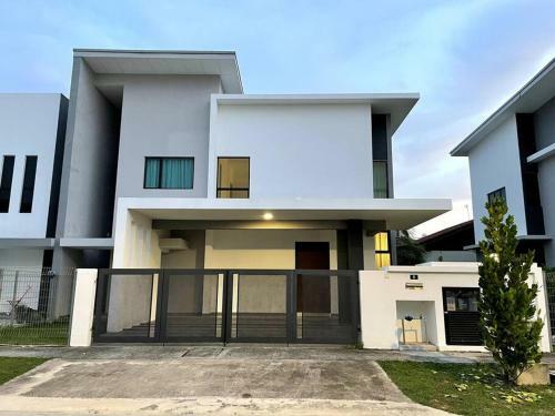 Five Bedrooms Residential Home With Free Wifi