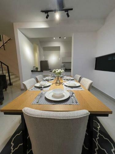 Five Bedrooms Residential Home With Free Wifi