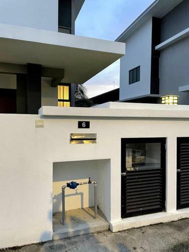 Five Bedrooms Residential Home With Free Wifi