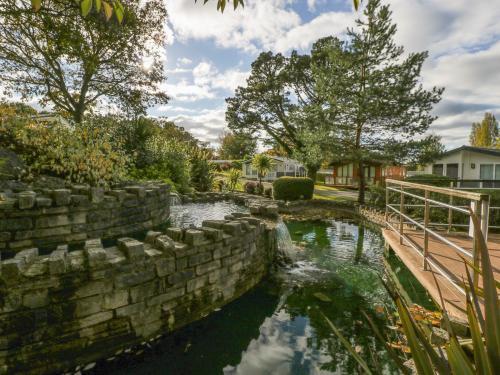 6 Oak Falls