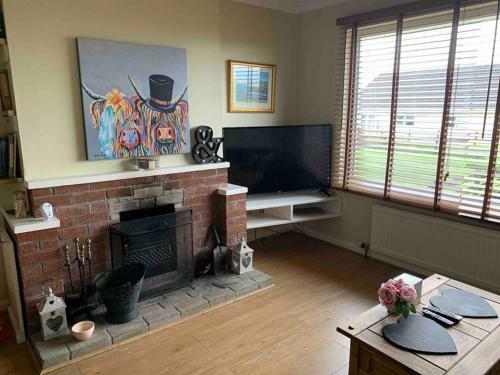 Relaxing 3-bedroom Home With Fireplace