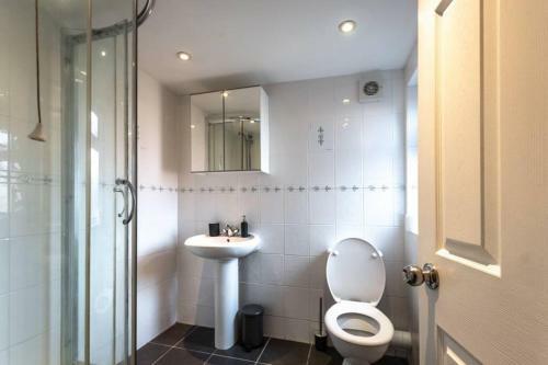 Entire Townhouse W/ 6 Spacious Bedrooms