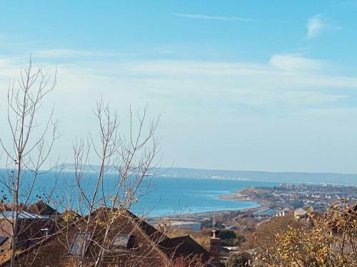 Garden Apartment With Panoramic Coastal Views.