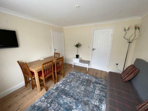 Whole House Cottage With Parking And Huge Garden