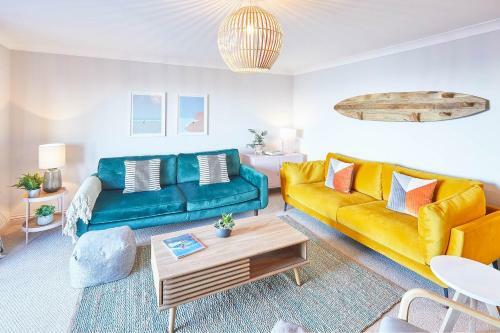 Host & Stay - 'salty' Seaview
