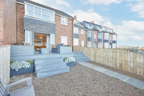 Host & Stay - 'salty' Seaview