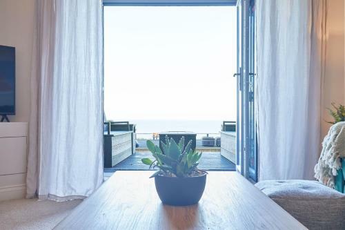 Host & Stay - 'salty' Seaview