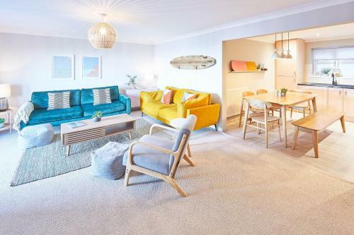 Host & Stay - 'salty' Seaview