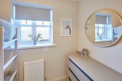 Host & Stay - 'salty' Seaview