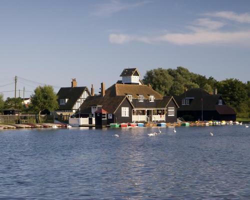 Romantic Flint Cottage On The Suffolk Coast