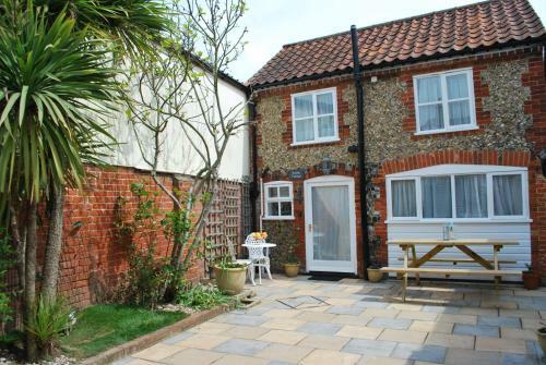 Romantic Flint Cottage On The Suffolk Coast