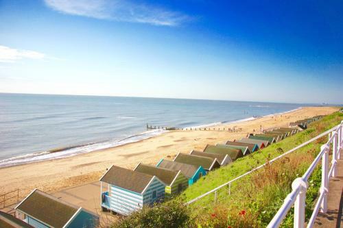 Romantic Flint Cottage On The Suffolk Coast