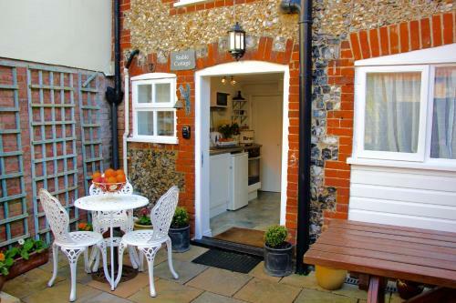 Romantic Flint Cottage On The Suffolk Coast