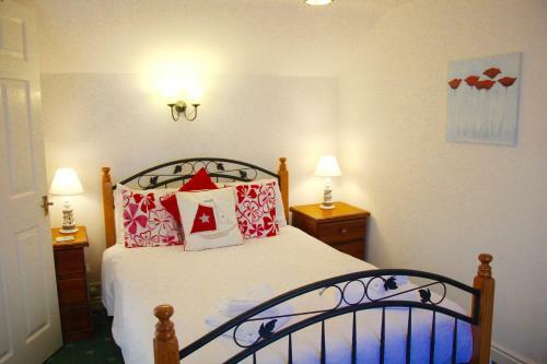 Romantic Flint Cottage On The Suffolk Coast