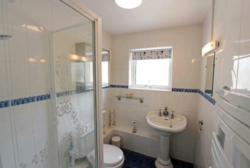 Valley Retreat - Peaceful Location, Walk To Beach, Parking