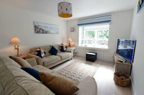 Valley Retreat - Peaceful Location, Walk To Beach, Parking