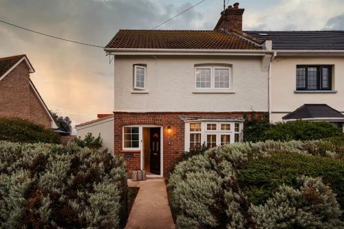 Littlefields - Stylish, Modern Cottage With Large Garden, Close To Beach