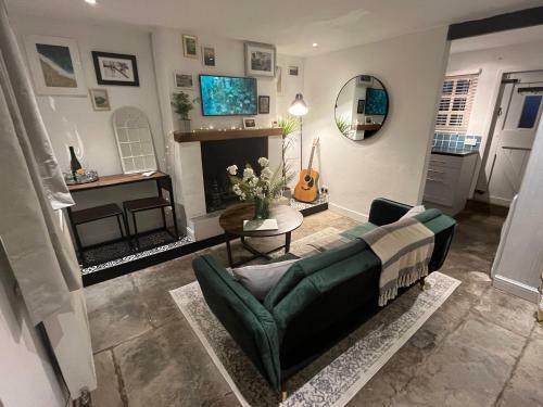Character Cottage With Hot Tub - New