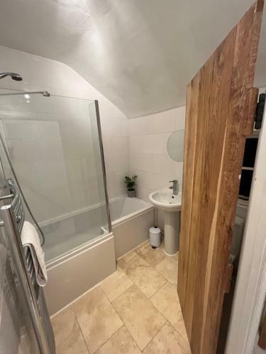 Character Cottage With Hot Tub - New