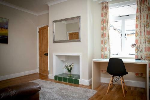 2 Bedroom Stamford Home With Parking