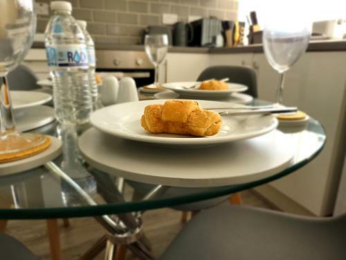 Beautiful 2-bedroom Service Apartment With Free Parking
