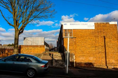 Beautiful 2-bedroom Service Apartment With Free Parking