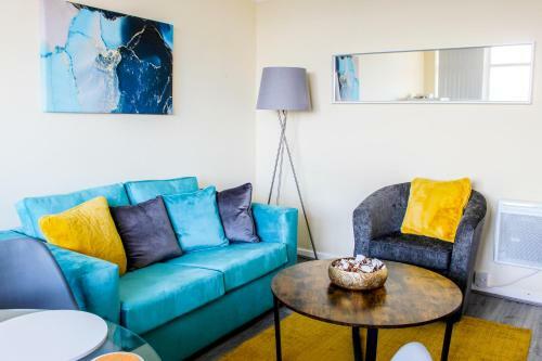 Beautiful 2-bedroom Service Apartment With Free Parking