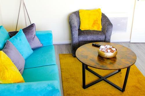Beautiful 2-bedroom Service Apartment With Free Parking