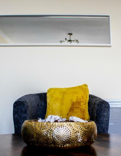 Beautiful 2-bedroom Service Apartment With Free Parking